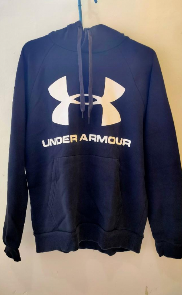 Hoodie dengan Logo Brand Besar